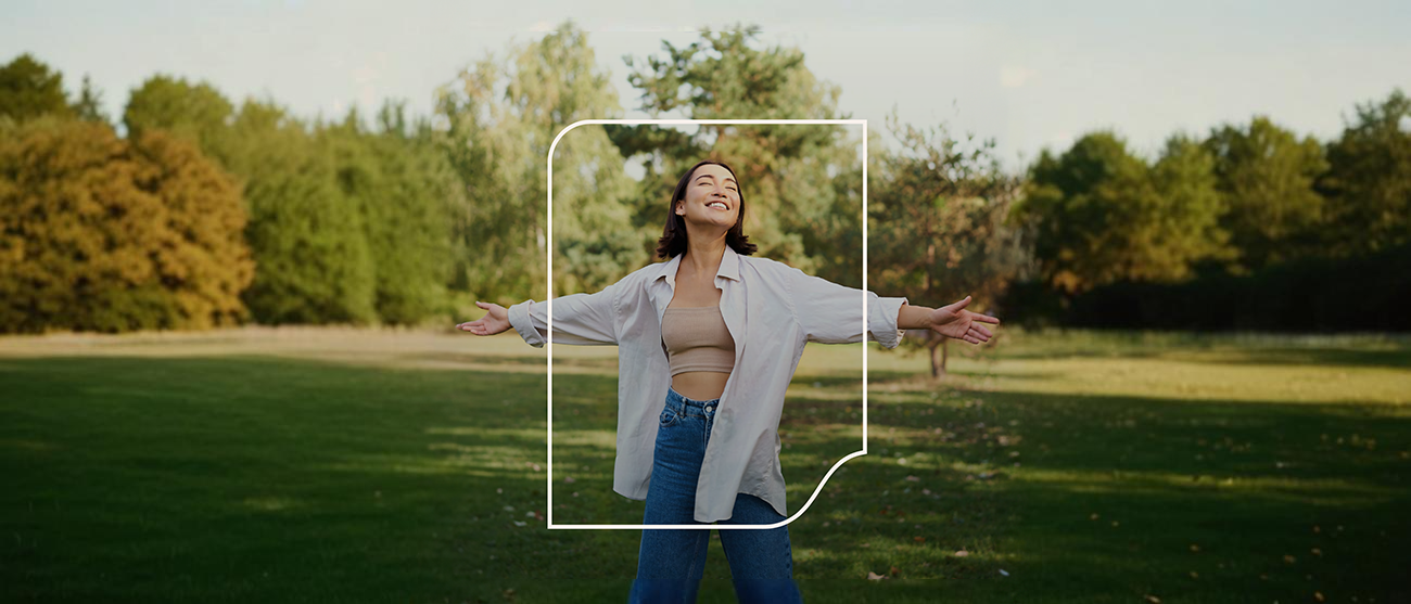 Woman in a green setting with a frame inspired by the Singulares Cuidado Integrado symbol