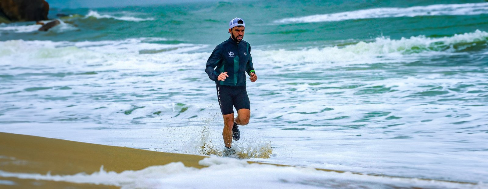 Atleta da Viva Bem Assessoria de Corrida correndo na praia em Florianópolis