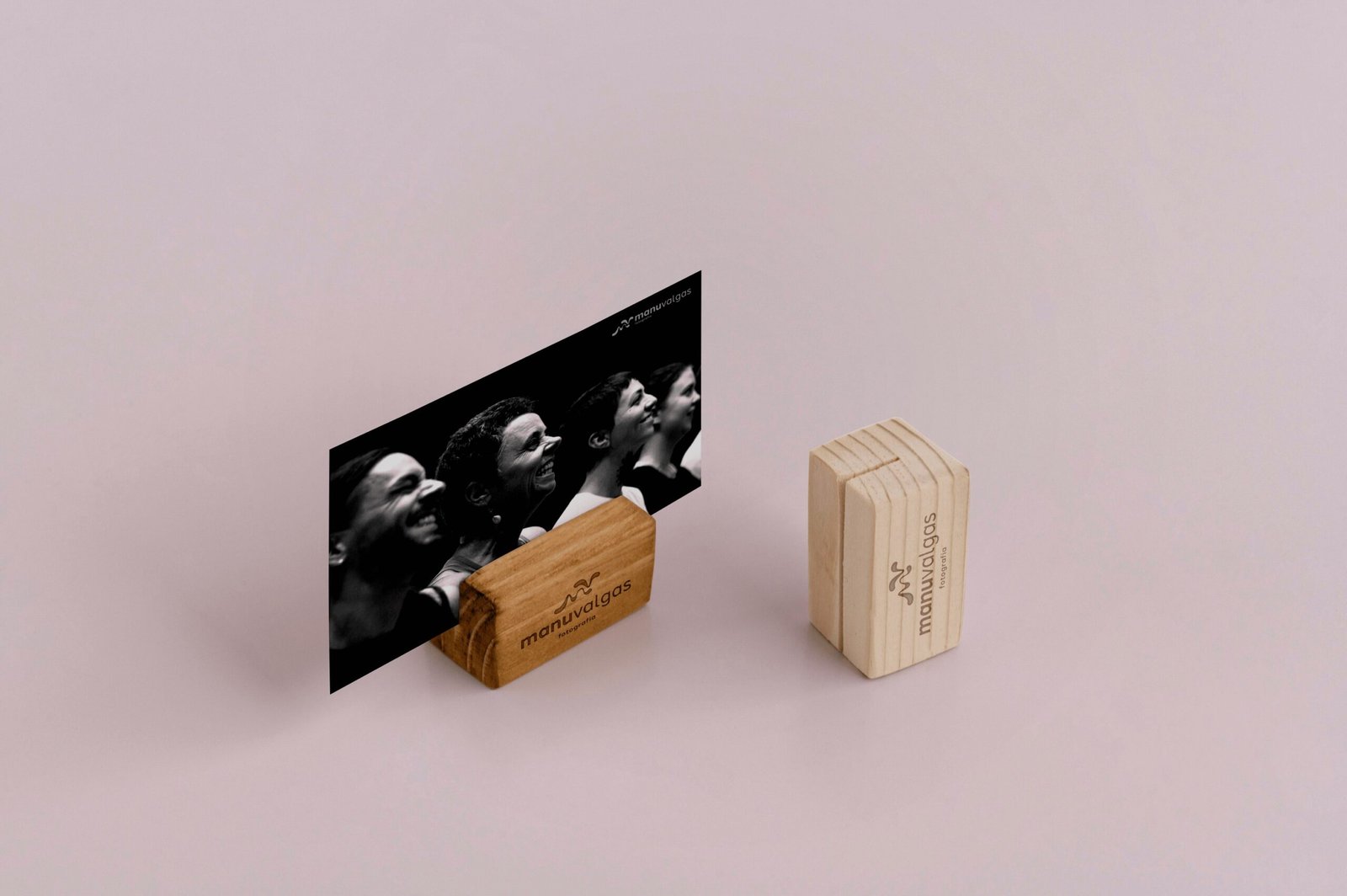 Kit de experiência da Manu Valgas Fotografia com embalagem violeta e elementos da identidade visual